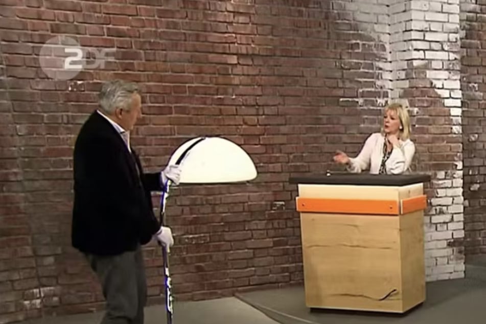 Händler Markus Wildhagen (59) findet sofort Gefallen an der Stehlampe.