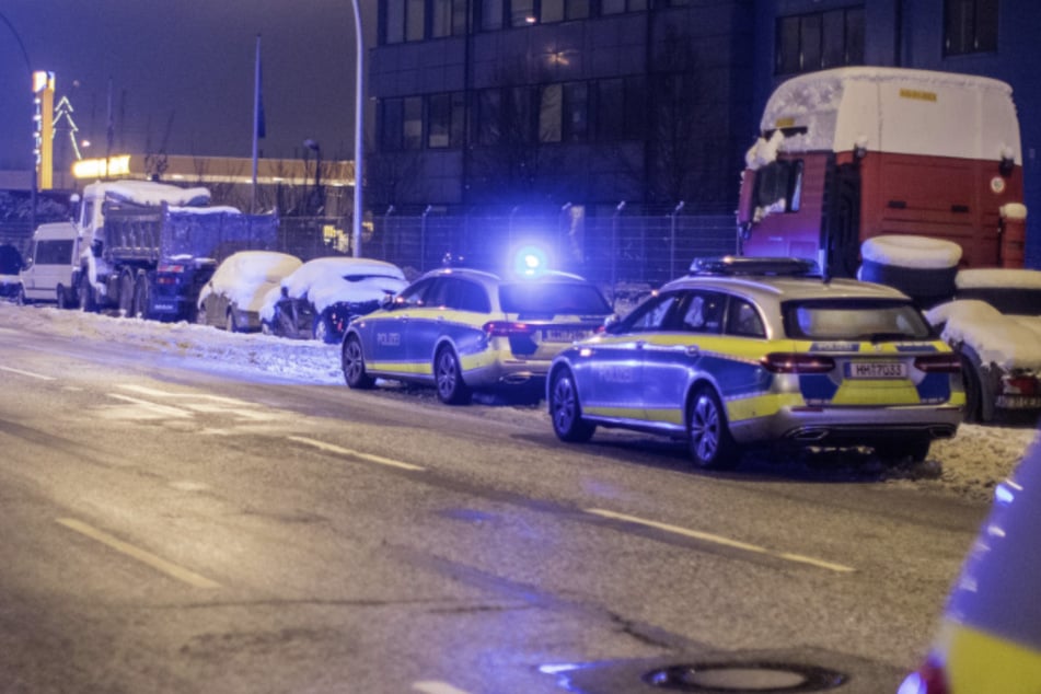 In Hamburg-Wilhelmsburg ist ein Mann in der Nacht zu Mittwoch durch Stiche schwer verletzt worden.
