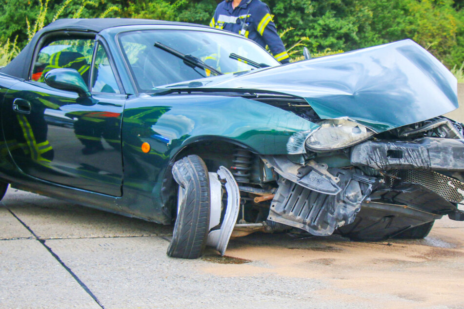 Der grüne Mazda wurde an der Front erheblich beschädigt, die Fahrerin erlitt schwere Verletzungen.
