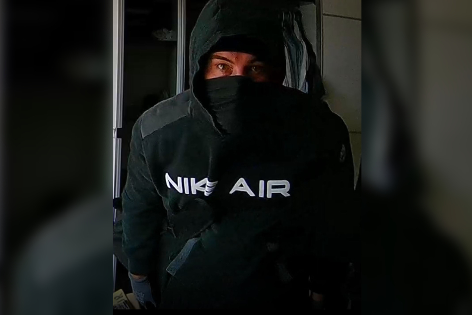 Der dritte Täter trug während des Einbruchs einen auffälligen "Nike Air"-Kapuzenpullover.