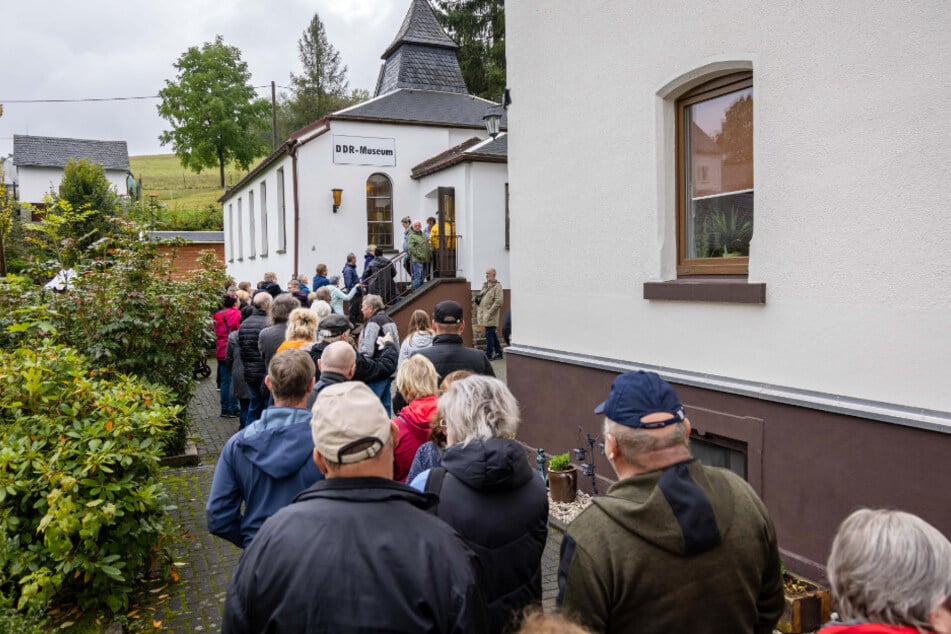 11 Uhr startete der Flohmarkt im ehemaligen DDR-Museum. Bereits eine Stunde vorher standen Interessierte Schlange.