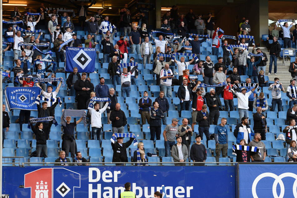 2. Bundesliga, Hamburger SV - Fortuna Düsseldorf, 1. Spieltag im Volksparkstadion. Fans im Stadion.