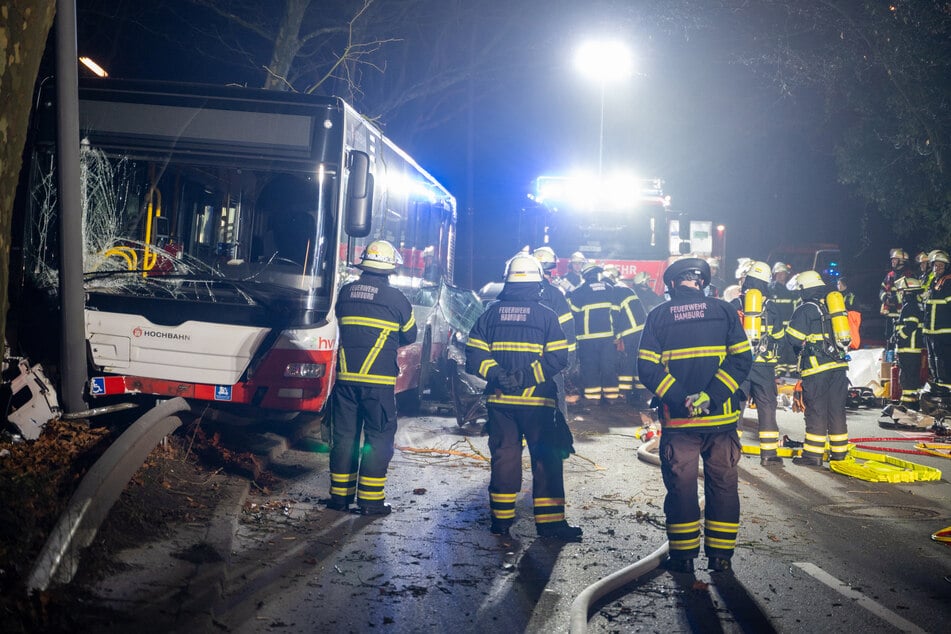 In Folge des Unfalls fuhr der Linienbus gegen eine Laterne.