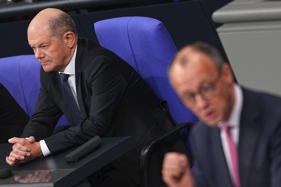 Die Koalition um Kanzler Olaf Scholz (66, SPD) ist gescheitert, doch auch Herausforderer Friedrich Merz (69, CDU) kann wegen des umstrittenen Union-Kurses nicht so richtig bei den Wählern punkten.