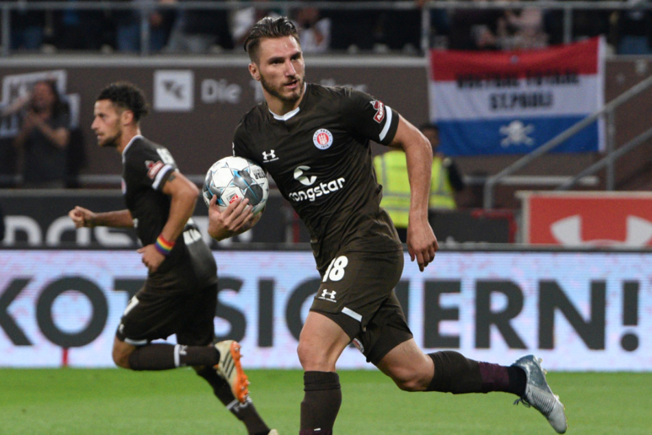 Dimitrios Diamantakos läuft nach einem Treffer mit dem Ball im Arm über den Platz. (Archivbild)