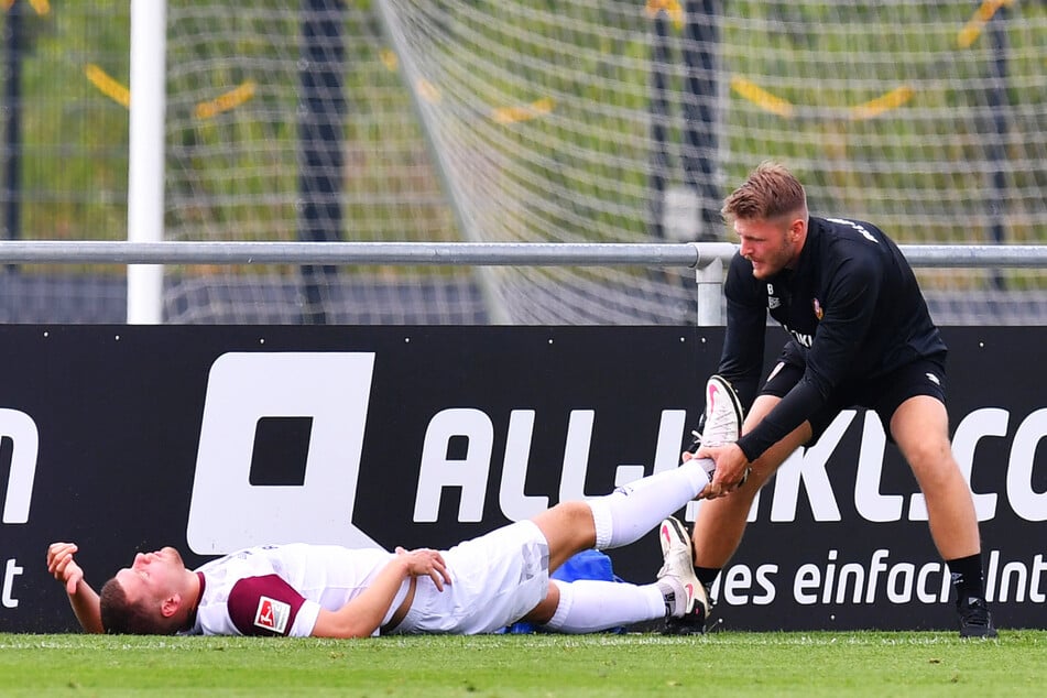 Dynamo-Sorgen um Kevin Ehlers (20, l.)! Der SGD-Innenverteidiger musste in der ersten Halbzeit verletzt ausgewechselt werden.