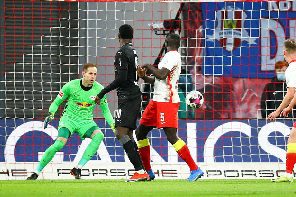 Das 2:0: Marcus Thuram (2.v.l.) fälscht einen Kopfball von Breel Embolo entscheidend ab, diesmal hat Gulacsi (l.) keine Chance.
