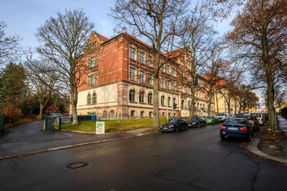 Die Turnhalle gehört zur Ludwig-Richter-Grundschule und ist von 1900.