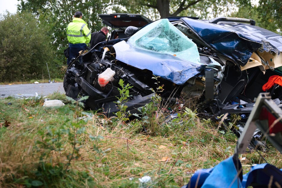 Horror-Crash mit Lkw: Fahrer stirbt noch an der Unfallstelle