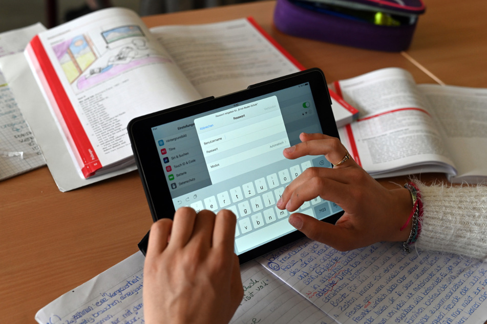 Realschüler einer zehnten Klasse der Gemeinschaftsschule Ernst-Reuter-Schule in Karlsruhe arbeiten in einer Unterrichtsstunde mit Tablets.