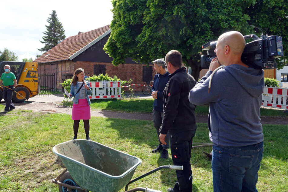 Im ersten Beitrag von "Tagesthemen mittendrin" nimmt Moderatorin Nadja Storz die Zuschauer mit nach Bollstedt.
