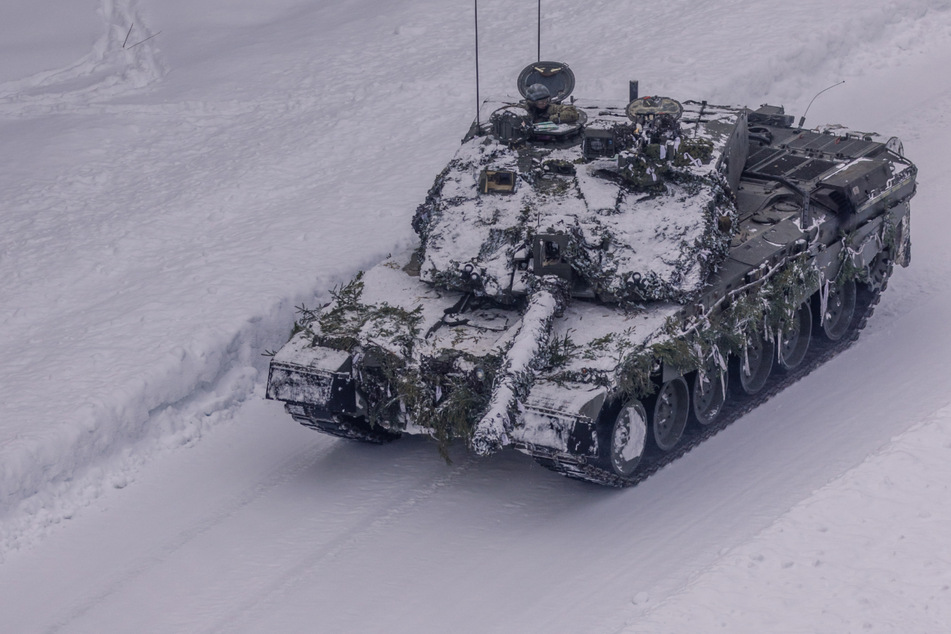 Challenger-2 Kampfpanzer aus britischen Armee-Beständen werden schon bald in der Ukraine rollen. Sie sollen helfen die antizipierte russische Groß-Offensive zurückzuschlagen. Hier bei einer Nato-Übung im Winter letzten Jahres.