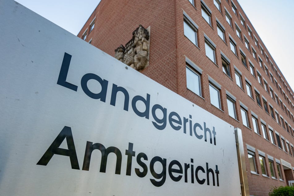 Die Kammer am Landgericht Landshut sah es als erwiesen an, dass der Angeklagte seiner Tochter eine mit Gift gefüllte Plombe aus Frischhaltefolie zum Schlucken gab. (Symbolbild)