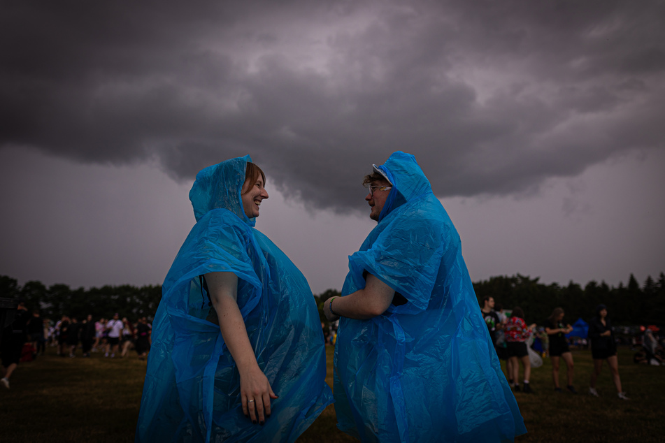 Zur Festival-Eröffnung am Freitag zogen noch dunkle Wolken über Scheeßel auf.