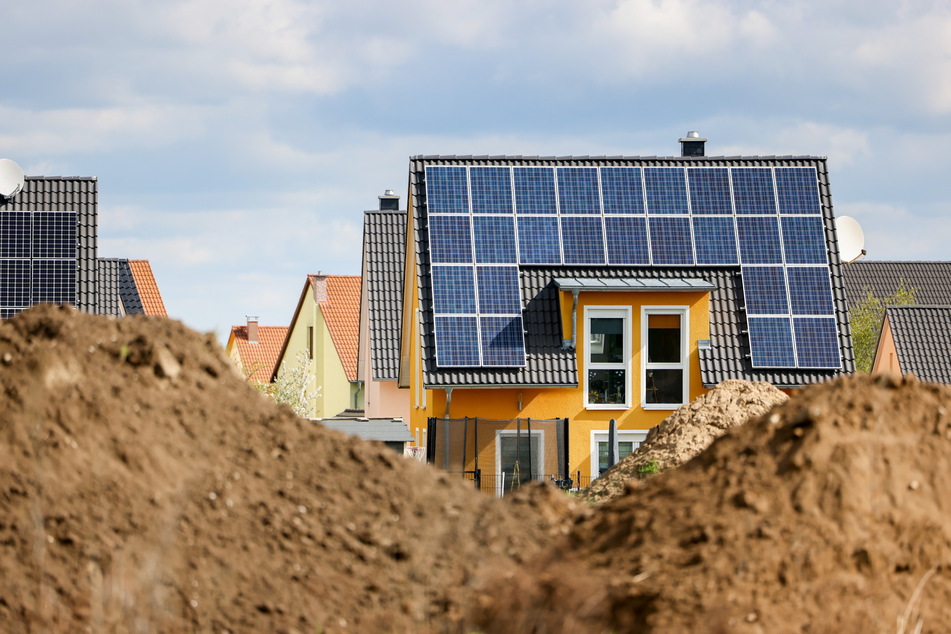 Jetzt gibt's was aufs Dach: Viele Hausbesitzer haben schon eine Photovoltaikanlage. Noch viel mehr tragen sich mit dem Gedanken, eine zu bauen, so das Ergebnis einer Umfrage.