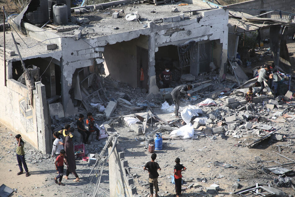 Zwischen Trümmern liegen im südlichen Gazastreifen auch Unmengen Müll.