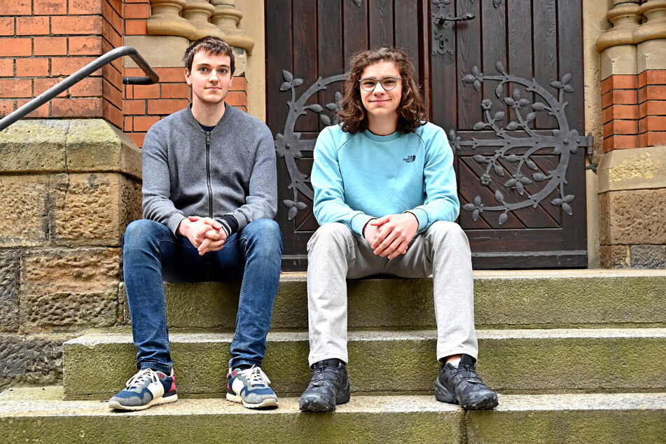 Die Elftklässler Paul Kempe (18) und Richard Schneer (18) vom Gymnasium Bühlau waren vom Besuch des Zeitzeugen beeindruckt.