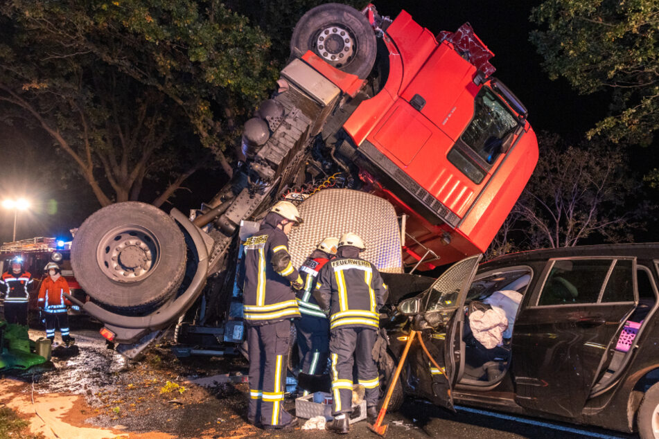 Erst kippte der Milchlaster um, wenig später krachte ein Auto in die Unfallstelle.