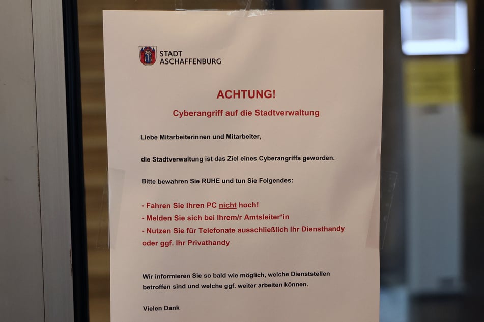 Am Rathaus wurden die Mitarbeiter der Stadt unter anderem über angeklebte Flyer hinsichtlich des Hackerangriffs informiert.