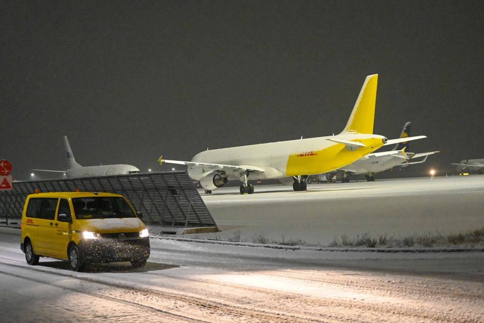 Der hauseigene Winterdienst des Flughafens ist seit dem frühen Abend im Dauereinsatz. Auch am Donnerstag rechnet der Flughafen mit weiteren Einschränkungen.