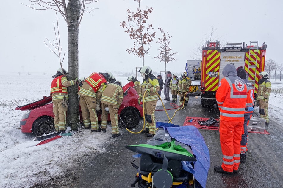 Der Rettungsdienst musste warten, bis der junge Fahrer aus dem Auto befreit war.