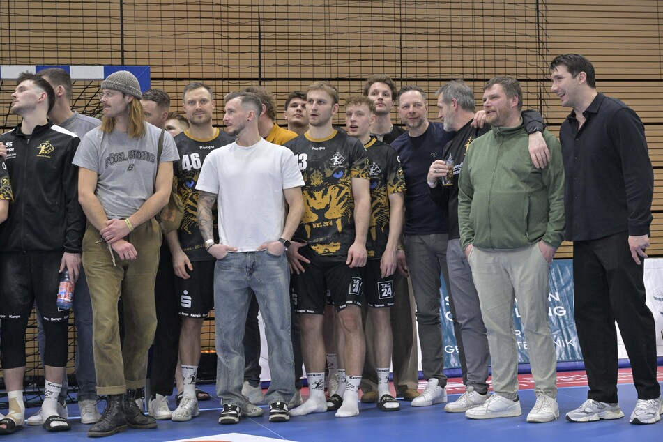 Die ehemaligen und die aktuellen Spieler des HC Elbflorenz standen zur Geburtstags-Party auf der Platte. Unter anderem Marius Noack (2.v.l.) und Marek Vanco (4.v.l.) liefen beim Legenden-Spiel auf.