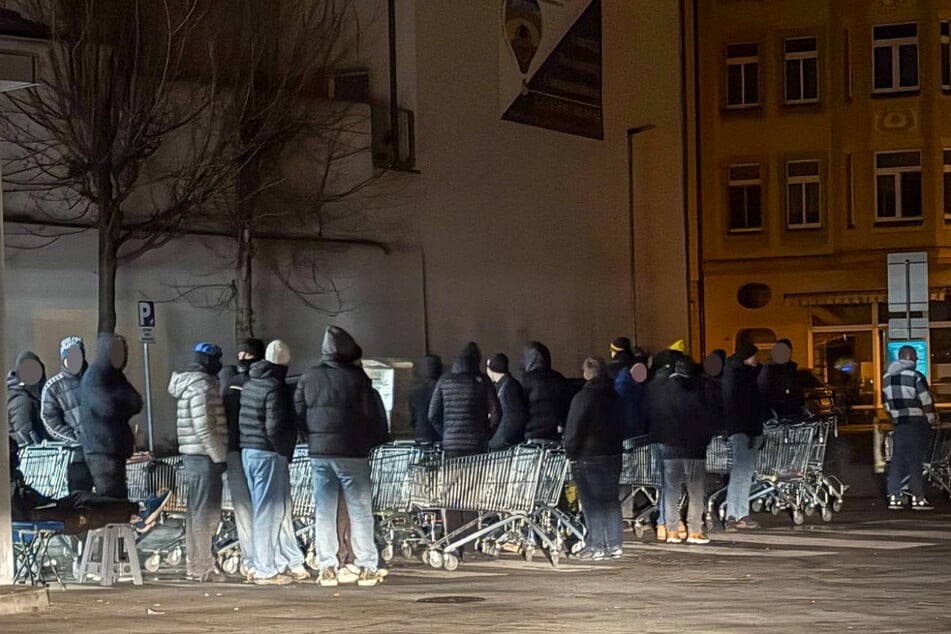 Vor dem Lidl in Bautzen kam es am frühen Morgen zu einem großen Andrang.
