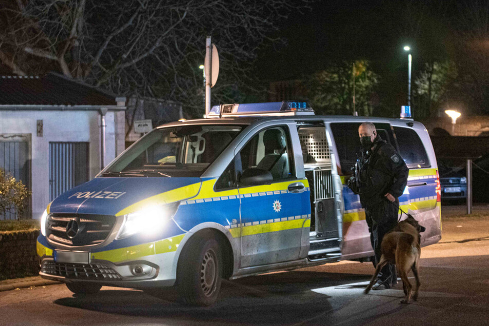Die Polizei ermittelt, nachdem in Bergheim ein 33-jähriger Mann durch Schüsse ums Leben gekommen ist.
