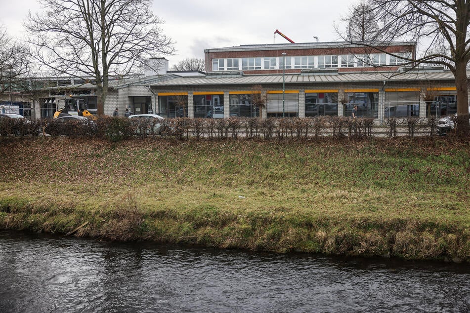 Die Inde fließt direkt an der Realschule Patternhof vorbei.