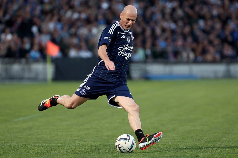 Im Mai trat Zinedine Zidane (52) für ein Benefizspiel noch einmal in seinen alten Farben gegen den Ball, nun steht Girondins Bordeaux vor dem Nichts.