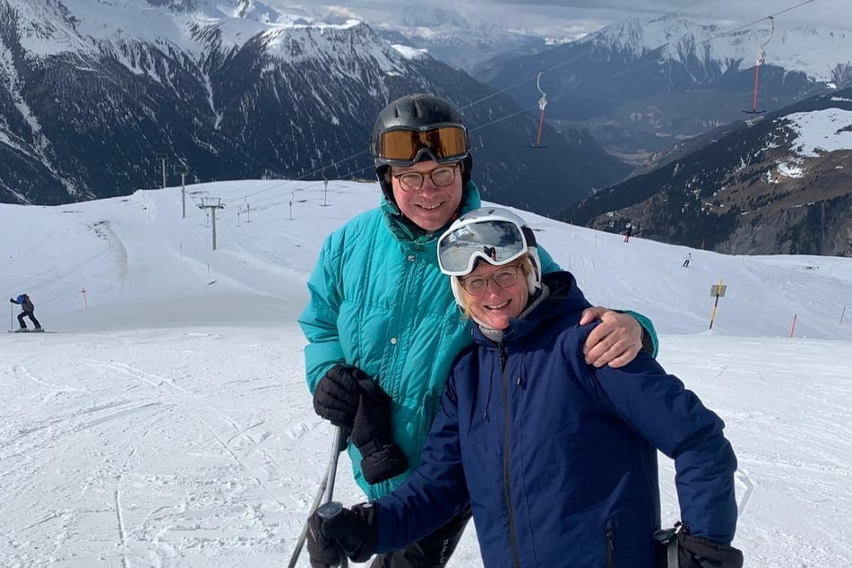 Sportlich, sportlich: Landwirtschaftsminister Georg Ludwig von Breitenbuch (CDU) mit seiner Frau Monika (beide 53) beim Skiurlaub in den Alpen.