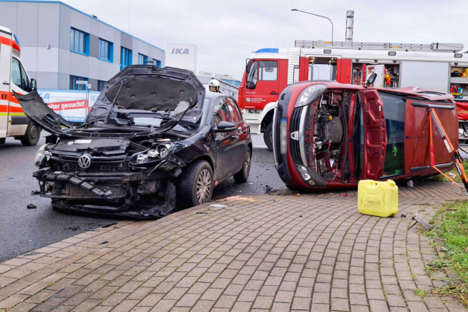 Vorfahrts-Crash an Kreuzung: Heftiger Aufprall, Dacia kippt um