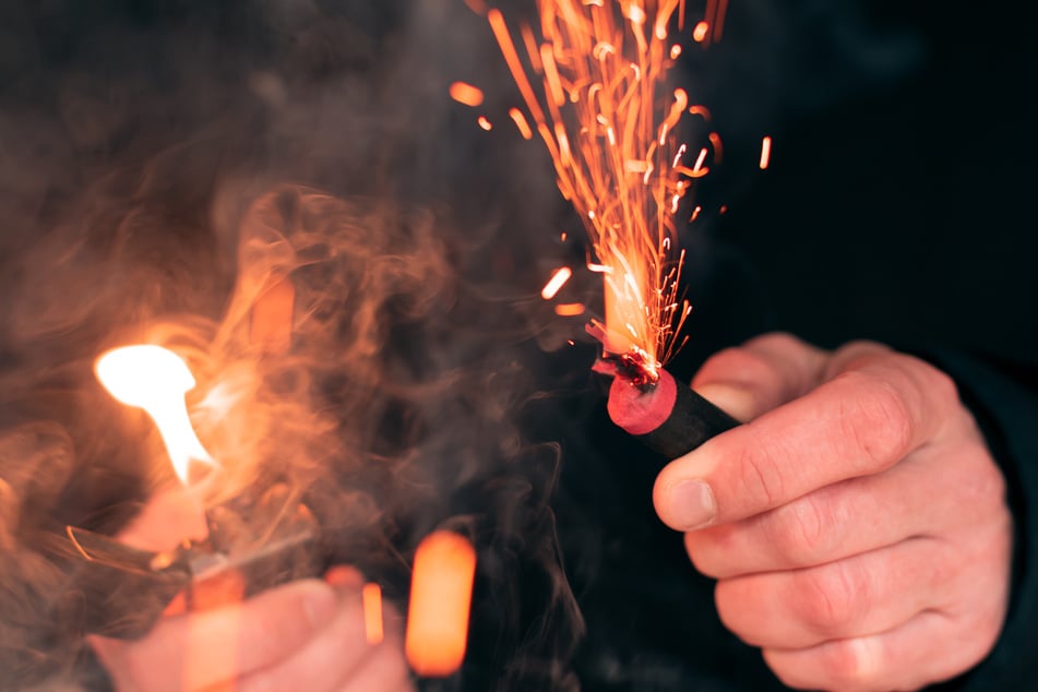 Vermutlich jagten die Täter die Automaten mit Pyrotechnik in die Luft. (Symbolbild)