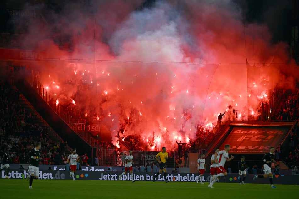 Sieht spektakulär aus, kann aber für Unbeteiligte sehr gefährlich sein. Pyrotechnik soll in deutschen Stadien weiter verboten bleiben.