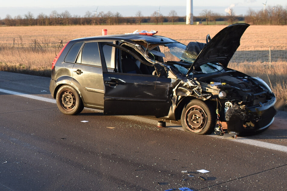 Unfall A9: Ford kracht in Sattelzug und überschlägt sich: Schwerverletzte bei Unfall auf A9