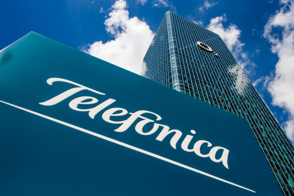 as Logo des Telekommunikationsanbieters Telefonica ist auf einem Schild vor dem O2-Uptown-Hochhaus in München zu sehen.
