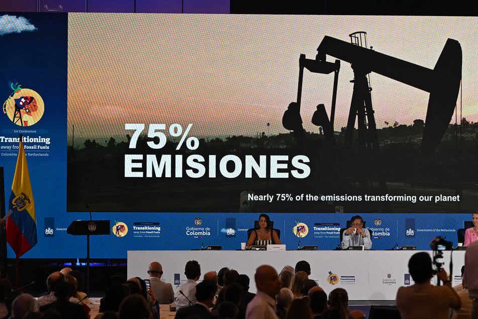 Colombia's President Gustavo Petro (c.), Colombia's Environment Minister Irene Velez (l.) and Dutch Minister of Climate and Green Growth Stientje van Veldhoven attend the International Conference on the Just Transition Away from Fossil Fuels in Santa Marta, Colombia, on April 28, 2026.