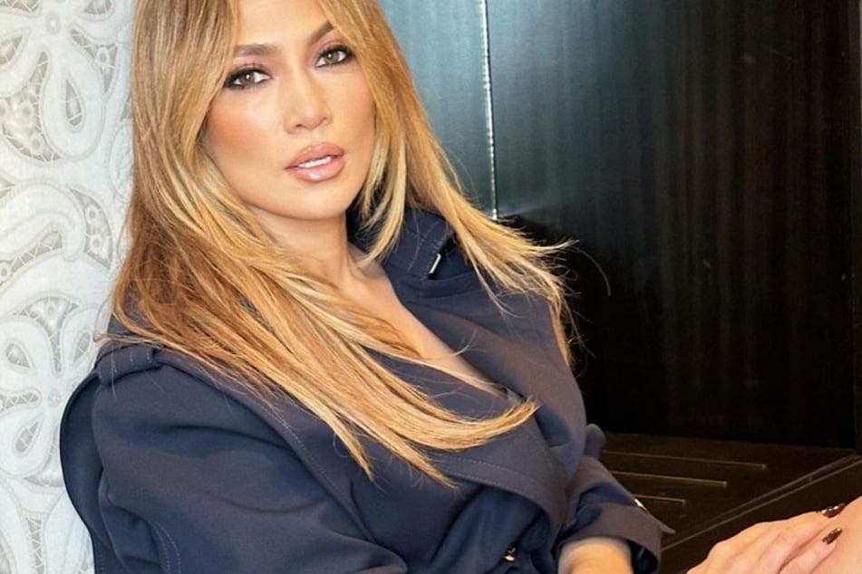 Jennifer Lopez was spotted looking fashionable during her Thanksgiving weekend.