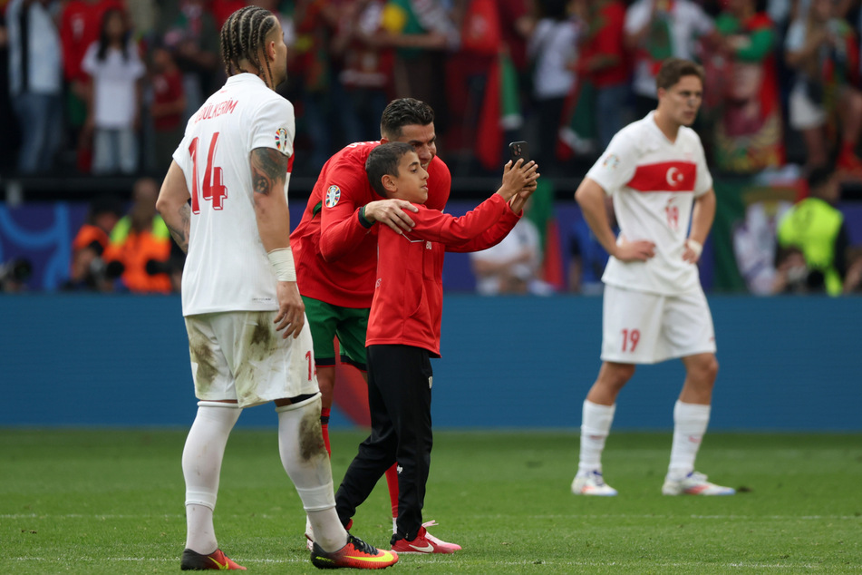 Ein Zehnjähriger wird beim EM-Spiel von Portugal gegen die Türkei zu einer kleinen Berühmtheit. Seine Aktion hatte er zuvor angekündigt, seinen Vater trickst er aus.