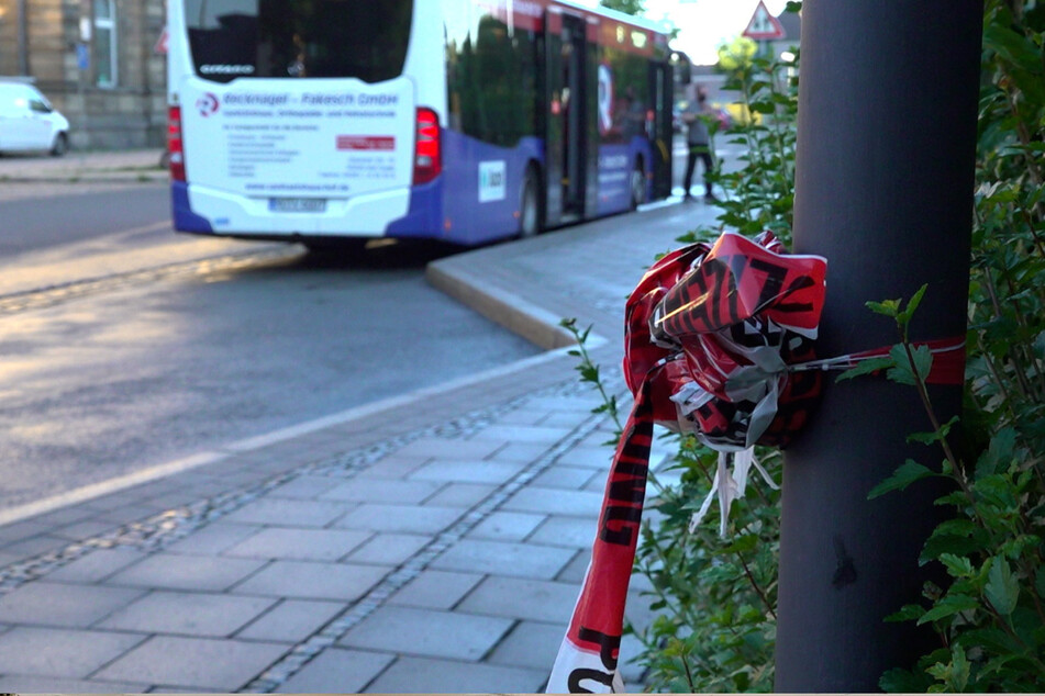 Der Busfahrer wollte an einer Bushaltestelle in Hof einen Streit schlichten und wurde dabei tödlich verletzt.