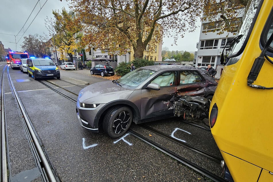 Die Straßenbahn erwischte den Hyundai voll an der Seite.