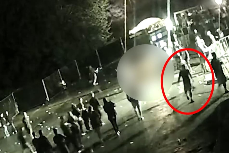 Der Täter (roter Kreis) flüchtete nach seinem Angriff. Die Polizei bittet um Hinweise und weiteres Bildmaterial von Zeugen.
