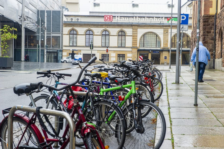 Die Fahrradständer am Hauptbahnhof sind oft ausgelastet, das lang geplante Parkhaus dennoch nicht in Sicht.