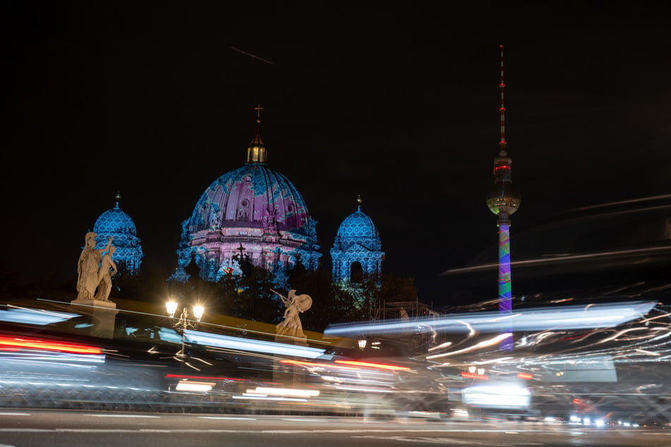 Der Berliner Dom sowie der Fernsehturm leuchteten vergangenes Jahr beim "Festival of Lights" bunt.