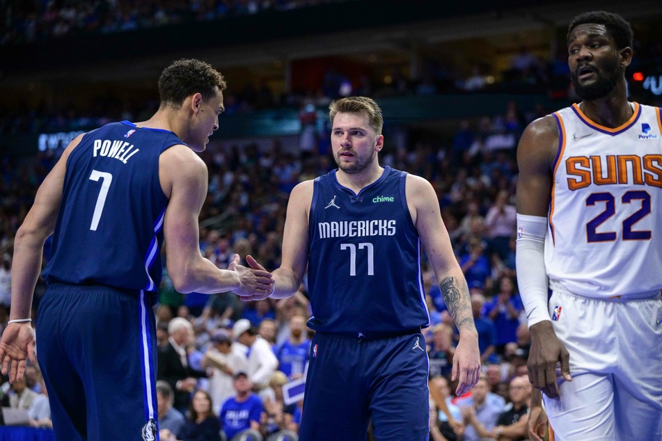 Luka Dončić (c.) celebrates during the Mavs Game 6 win over the Suns.