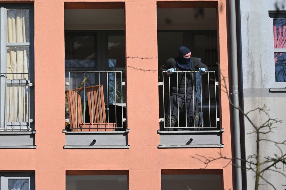 Bei der Durchsuchung der Potsdamer Wohnung hat die Polizei fünf Personen vorübergehend festgenommen.