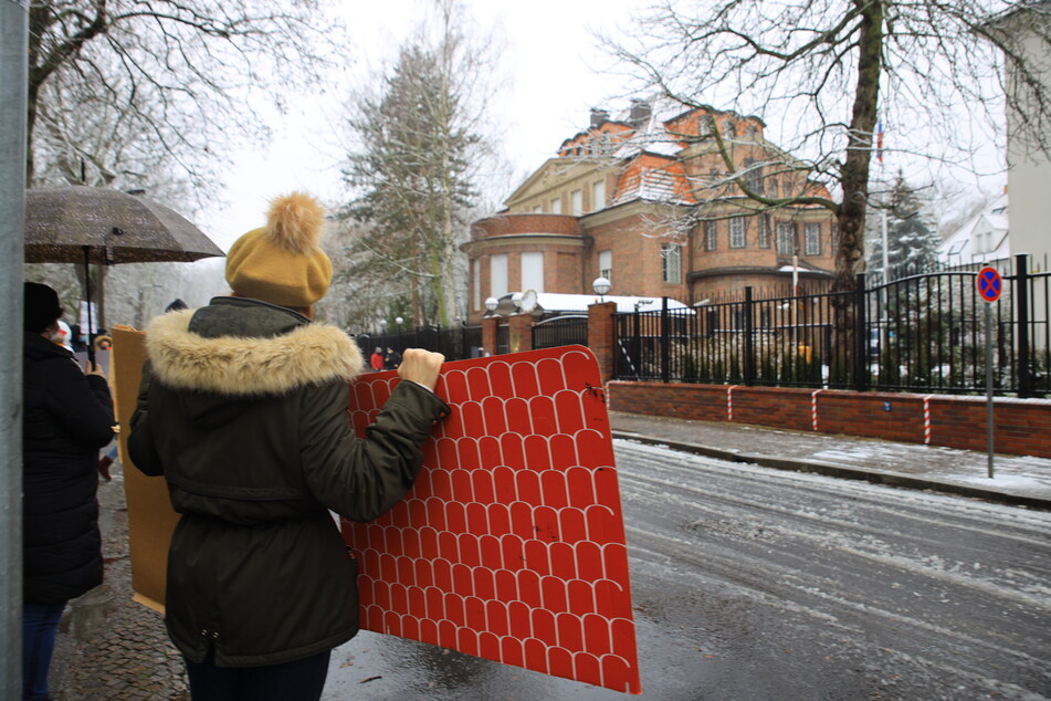 Mit Bannern positionierten sich die Demonstranten vor dem russischen Konsulat.
