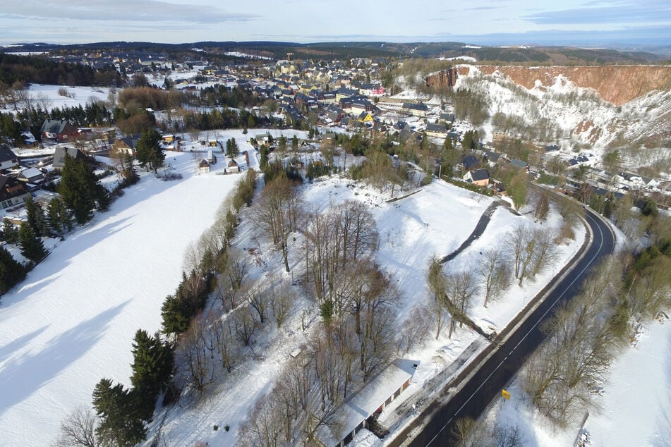 Ein Luftbild vom geplanten Standort des neuen Wellness-Hotels in Altenberg. Früher stand auf dem Gelände an der Zinnwalder Straße das ehemalige Gymnasium der Kinder- und Jugendsportschule.