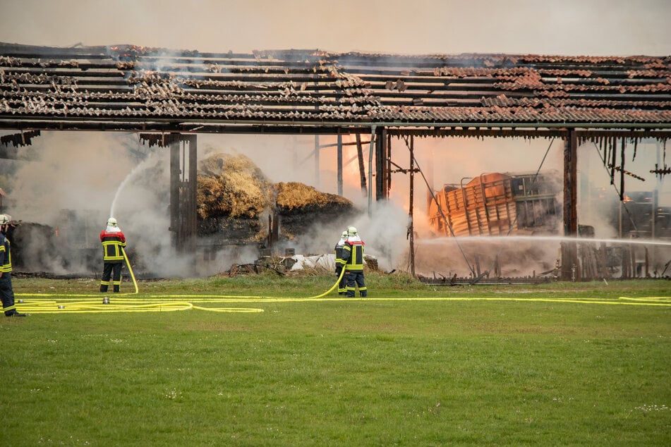 Feuerwehrkräfte bekämpften die Flammen.