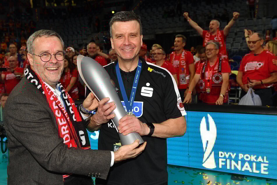 Vorstandsboss Jörg Dittrich (links) und Trainer Alexander Waibl bejubelten vor wenigen Wochen den Pokalsieg. Nun müssen beide mit dem schnellen Saisonaus leben.